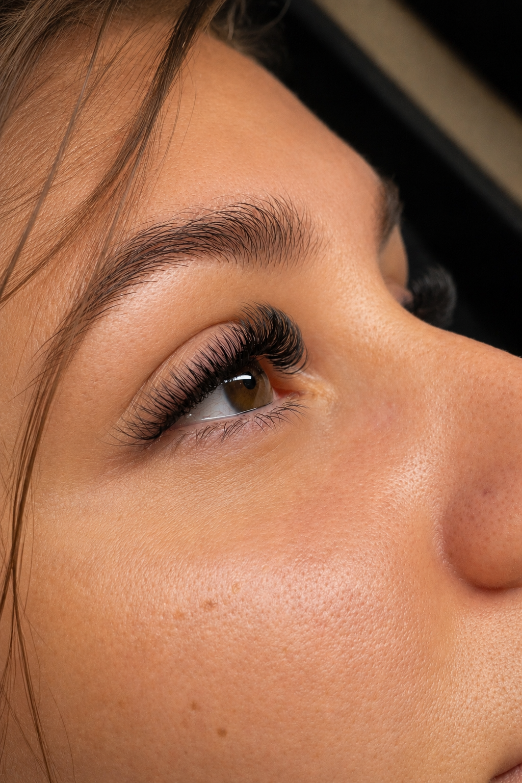 Natürliche Wimpernverlängerung vor und nach der Behandlung